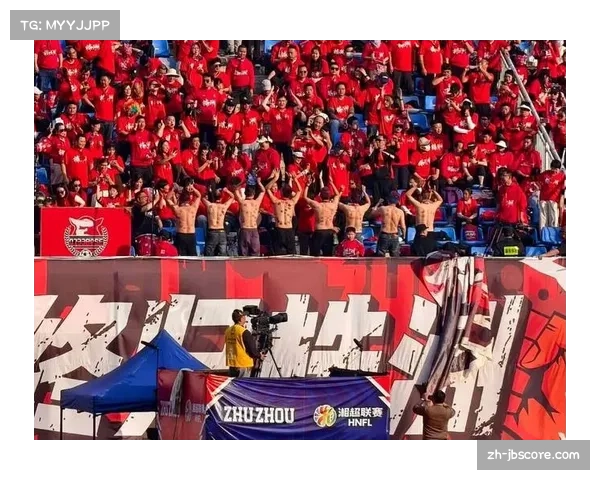 光明球场十年首迎德比，桑德兰球迷横幅致敬传奇