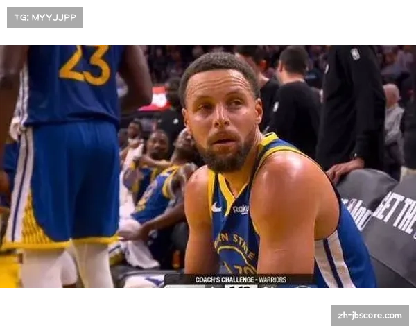 库里连续命中第8记三分，打破个人单场纪录，主场观众起立欢呼